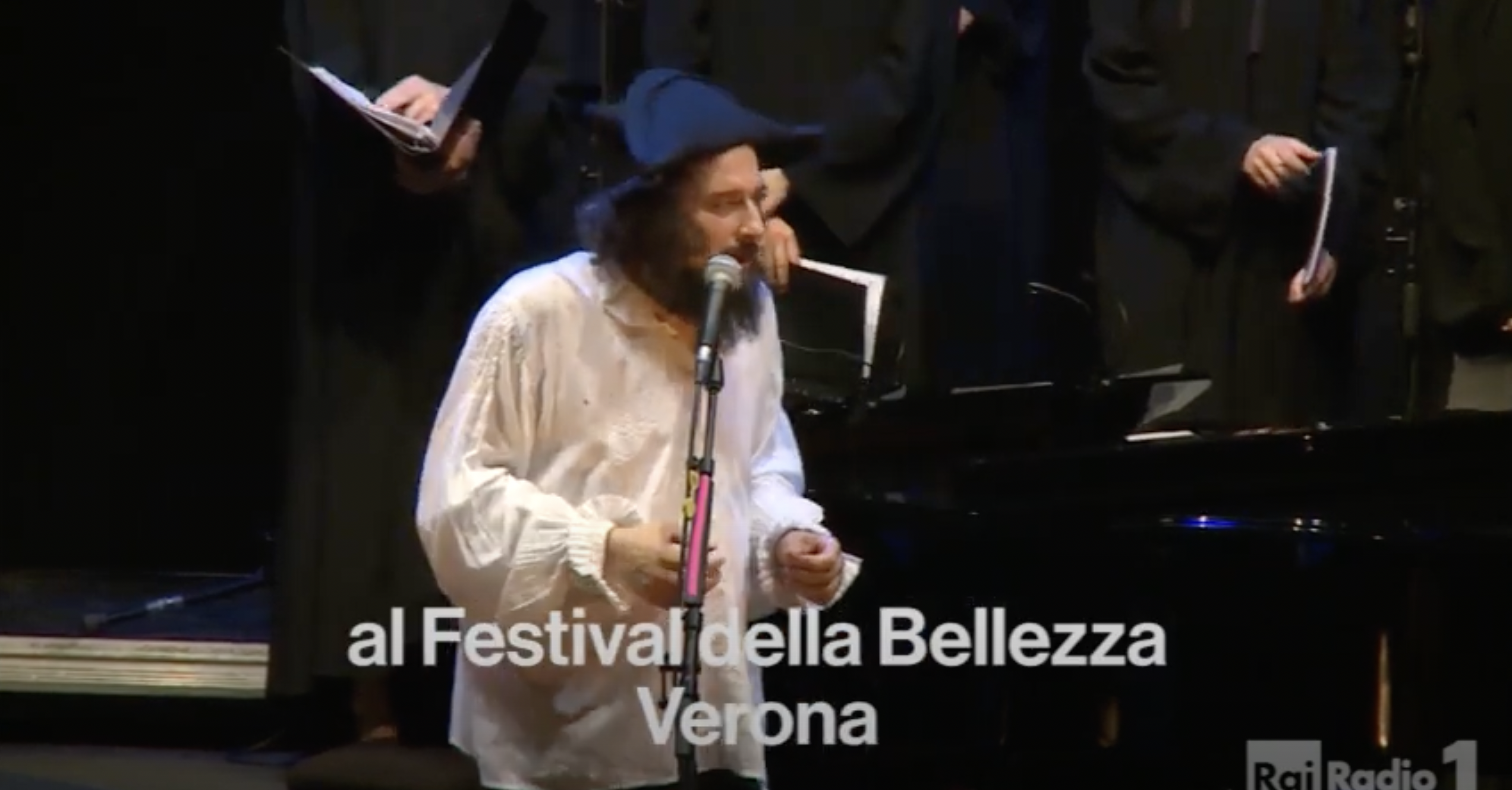 Vinicio Capossela and his ensemble play «Con una rosa»